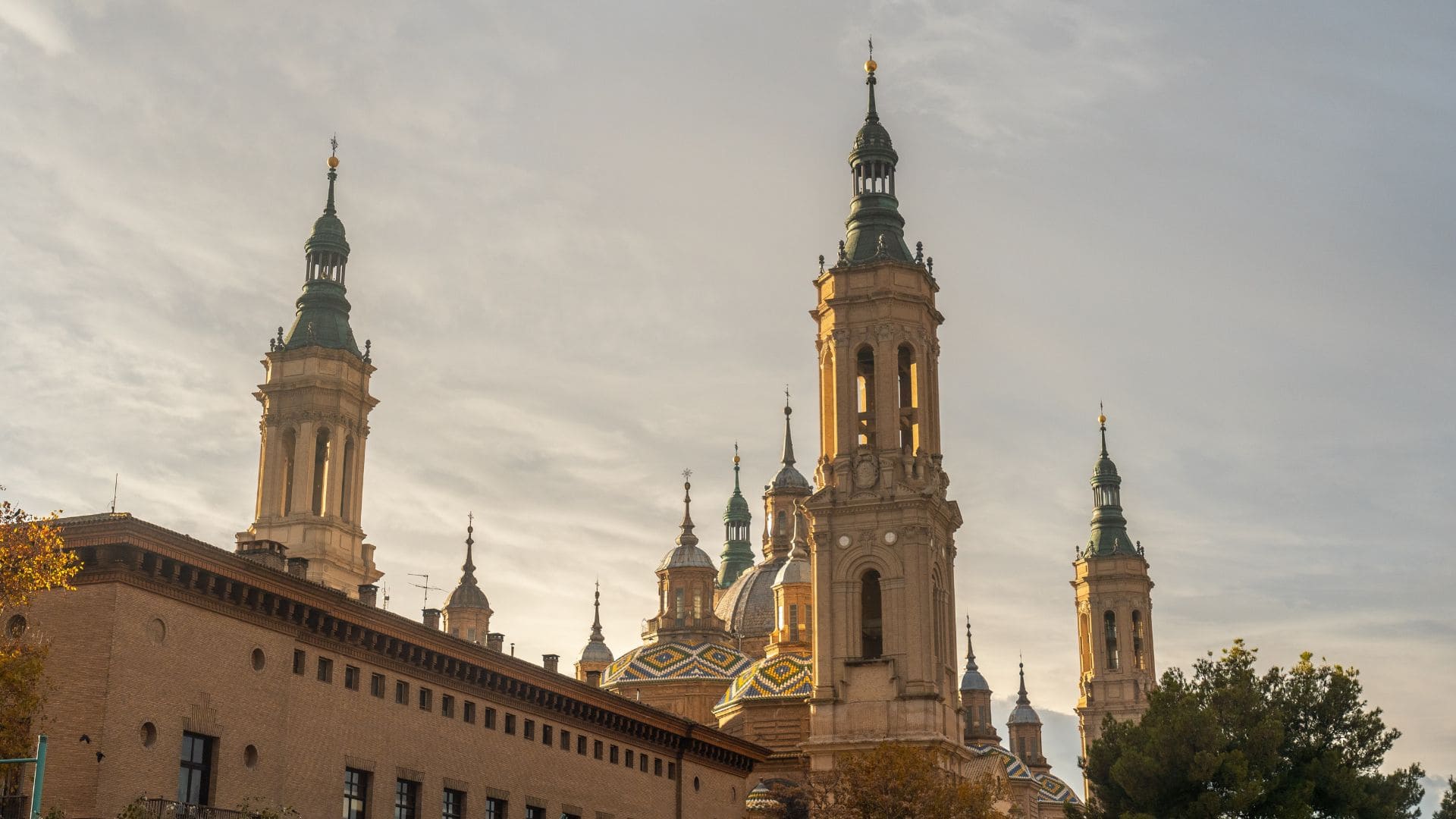 Renta garantizada de tu piso en Zaragoza Basílica del Pilar junto al río Ebro en Zaragoza