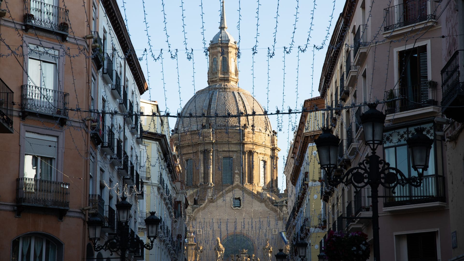 Gestión de alquileres en Zaragoza Vista aérea de la Basílica del Pilar y Zaragoza